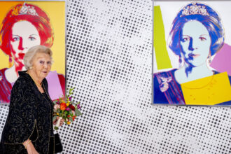 o primarie din olanda a aruncat din greseala la gunoi un portret al reginei beatrix semnat de warhol regretam acest lucru 680b39747001a