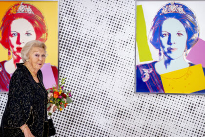 o primarie din olanda a aruncat din greseala la gunoi un portret al reginei beatrix semnat de warhol regretam acest lucru 680b39747001a