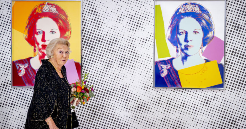o primarie din olanda a aruncat din greseala la gunoi un portret al reginei beatrix semnat de warhol regretam acest lucru 680b39747001a