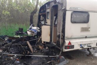 o rulota a luat foc in harsova o femeie de 72 de ani a suferit arsuri pe 70 din suprafata corpului 6803c91001c58