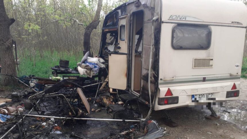 o rulota a luat foc in harsova o femeie de 72 de ani a suferit arsuri pe 70 din suprafata corpului 6803c91001c58