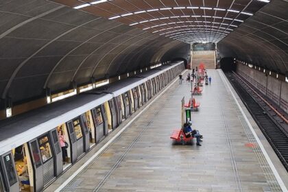 o tanara de 15 ani s a aruncat in fata metroului 67ec2664564a4