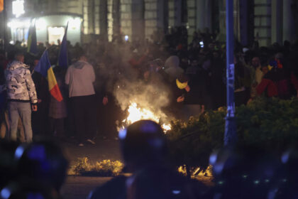 patru protestatari retinuti dupa violentele sustinatorilor lui georgescu din fata bec jandarmi atacati o masina digi24 vandalizata 67ff6156ddb12