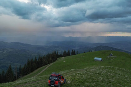 patru ucraineni salvati din muntii maramuresului in timp ce treceau granita unul a fost spitalizat 680f1b39d3ebb