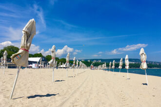 plajele de pe litoral pregatite intr o anumita cota pentru acces liber si gratuit accesul liber la mare si plaja a devenit in multe zone aproape imposibil 680eaf2cdf6ae