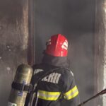 pompierii tulceni in alerta arde o gospodarie din comuna izvoarele 16 butelii au fost scoase din curte 680a32a6be9ce