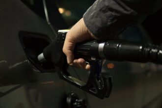 preturile petrolului au urcat cu aproape 2 pe fondul noilor sanctiuni impotriva iranului si al revenirii pietelor de actiuni 68087a278bdf0