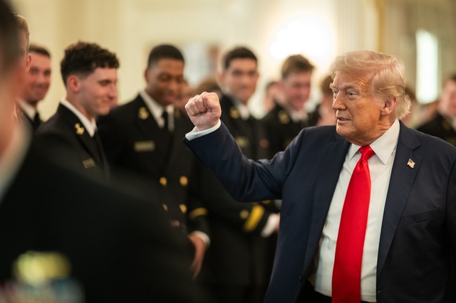primele 100 de zile ale lui trump presedintele america first rastoarna ordinea mondiala 680f1d64aaede