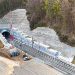 pro infrastructura in cateva saptamani vom avea primul tren care trece prin tunelul batuta dupa 4 ani si jumatate de intarziere 6800c2795de59