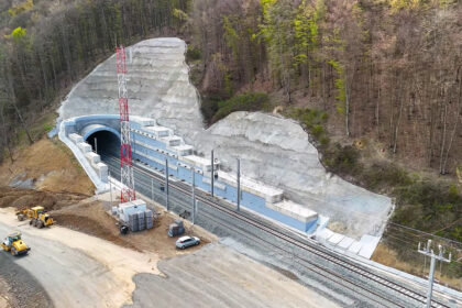 pro infrastructura in cateva saptamani vom avea primul tren care trece prin tunelul batuta dupa 4 ani si jumatate de intarziere 6800c2795de59