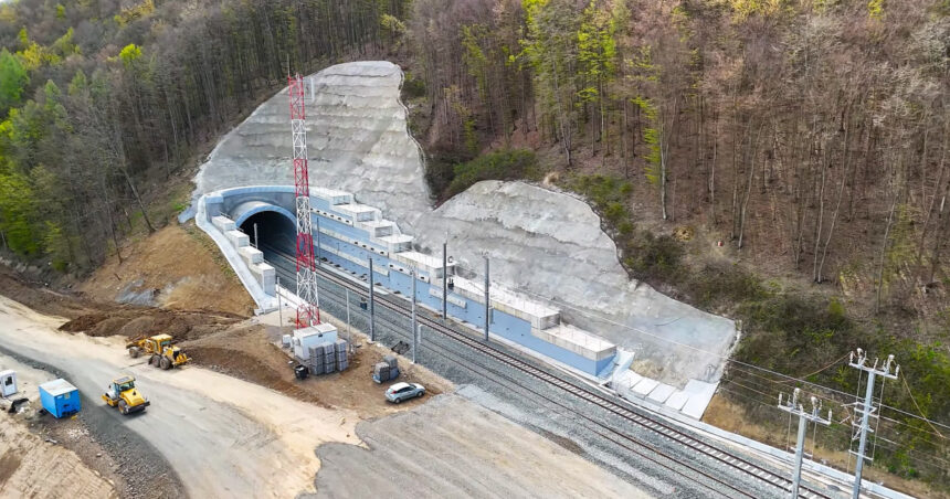 pro infrastructura in cateva saptamani vom avea primul tren care trece prin tunelul batuta dupa 4 ani si jumatate de intarziere 6800c2795de59