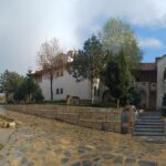 procesiune la manastirea dervent de izvorul tamaduirii legenda izvorului facator de minuni loc de pelerinaj pentru mii de credinciosi 680927812aaa5