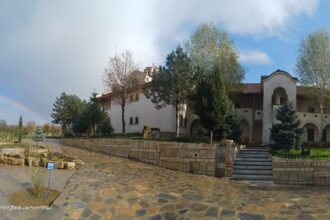 procesiune la manastirea dervent de izvorul tamaduirii legenda izvorului facator de minuni loc de pelerinaj pentru mii de credinciosi 680927812aaa5