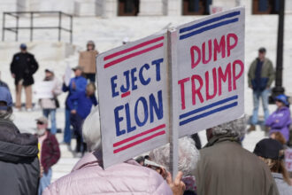 proteste de amploare impotriva lui trump in sua anuntate sambata trump musk si acolitii lor miliardari orchestreaza un asalt total 67f140db7c8b0