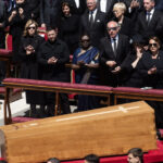 protocolul vaticanului a fost incalcat pentru zelenski i s a oferit un loc special in primul rand la funeraliile papei 680d481d31879