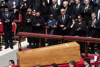 protocolul vaticanului a fost incalcat pentru zelenski i s a oferit un loc special in primul rand la funeraliile papei 680d481d31879