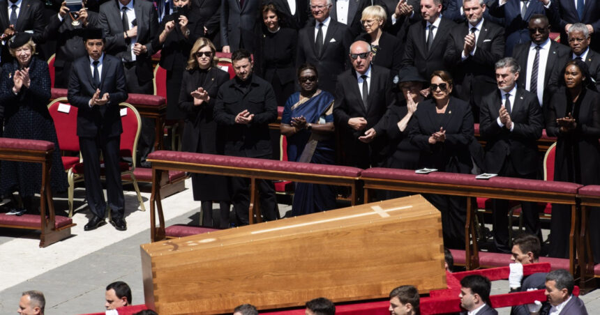 protocolul vaticanului a fost incalcat pentru zelenski i s a oferit un loc special in primul rand la funeraliile papei 680d481d31879