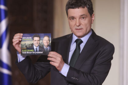 reactia lui nicusor dan dupa ce pliante in care apare sustinut de klaus iohannis au fost distribuite in bucuresti 68112d0b53d91