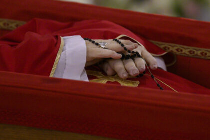 ritualul funerar al papei francisc ce etape vor avea loc pana la inmormantarea suveranului pontif 6808eb3048a53