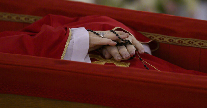 ritualul funerar al papei francisc ce etape vor avea loc pana la inmormantarea suveranului pontif 6808eb3048a53