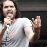 russell brand a fost pus sub acuzare pentru viol reactia actorului 67f79b8f9ac20