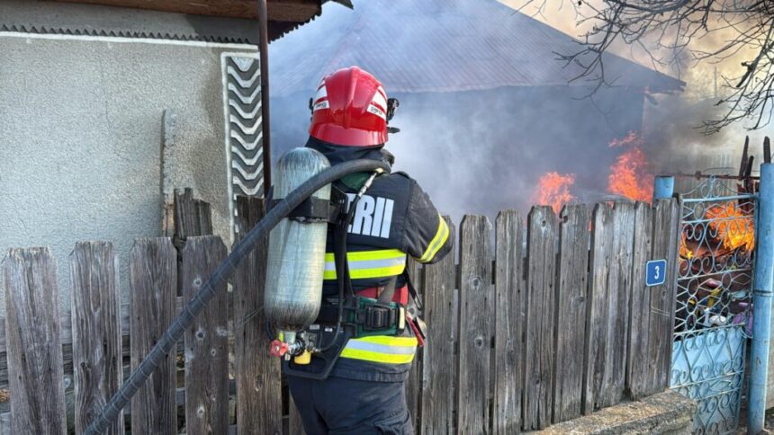 s a dat alarma in oltina o locuinta a luat foc pe strada portului 680b2f98457ff