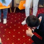 se distribuie cardurile din programul bebe trusou rasauteanu o mare bucurie cand un proiect in folosul constantenilor intarziat si vitregit pe nedrept o buna perioada de 681226441bfb1