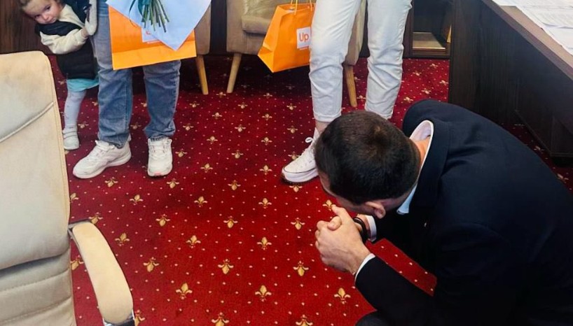 se distribuie cardurile din programul bebe trusou rasauteanu o mare bucurie cand un proiect in folosul constantenilor intarziat si vitregit pe nedrept o buna perioada de 681226441bfb1