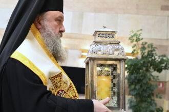 sfanta lumina va fi adusa sambata de la ierusalim si va fi oferita tuturor delegatiilor eparhiilor patriarhiei romane 67ff591a4ffb8