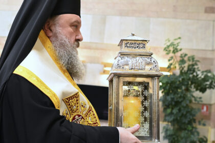 sfanta lumina va fi adusa sambata de la ierusalim si va fi oferita tuturor delegatiilor eparhiilor patriarhiei romane 67ff591a4ffb8