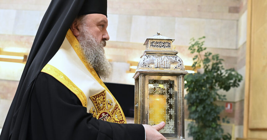 sfanta lumina va fi adusa sambata de la ierusalim si va fi oferita tuturor delegatiilor eparhiilor patriarhiei romane 67ff591a4ffb8