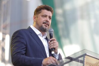 tarziu simion a abandonat parlamentarele pentru prezidentiale nu s a dovedit a fi locomotiva era cu 15 mai jos decat partidul 680114079f362