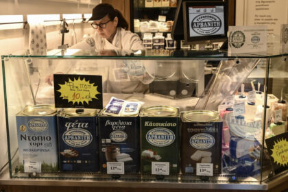 taxele lui trump pun sub semnul intrebarii planurile fermierilor greci de a exporta feta in sua dupa ce in 2019 au scapat de tarife 67ef87d0a1d48