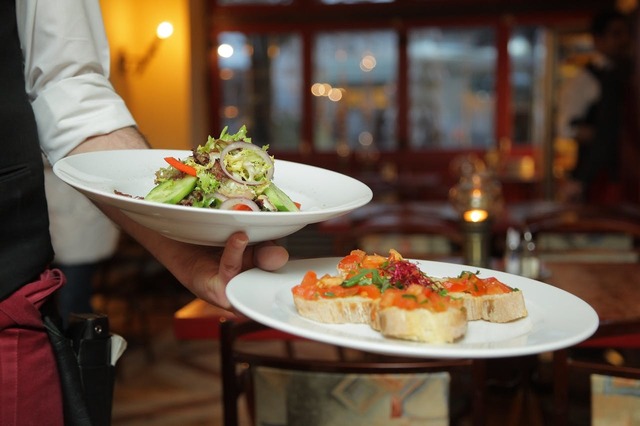 tendintele actuale din industria ospitalitatii fast food urile livrarile si restaurantele cu personalitate domina preferintele 6811e08422b1e