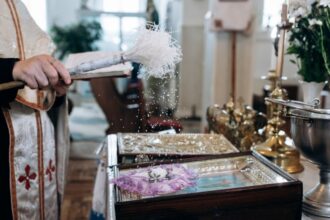 traditii si ritualuri in sambata mare la catolici credinciosii impodobesc casele cu flori albe in asteptarea invierii lui hristos 6803393c811fd