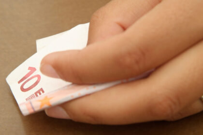 un barbat a pus 10 euro la banca si abia dupa 20 de ani si a verificat contul am decis sa investesc comoara 6803516308479