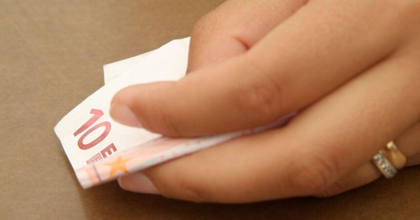 un barbat a pus 10 euro la banca si abia dupa 20 de ani si a verificat contul am decis sa investesc comoara 6803516308479