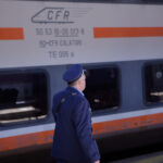 un barbat s a legat cu lant si lacat in fata unui tren in gara din targu mures a fost eliberat de echipajele de interventie 6810dc8be3cf2