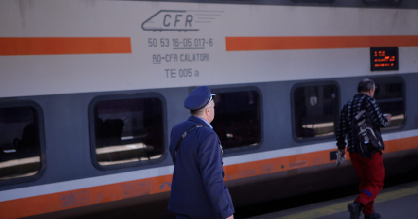 un barbat s a legat cu lant si lacat in fata unui tren in gara din targu mures a fost eliberat de echipajele de interventie 6810dc8be3cf2