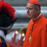 un cardinal american acuzat ca a acoperit abuzuri sexuale ale clerului va ajuta la inchiderea sicriului papei francisc 680b5cbfa38ce