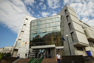 un comisionar vamal din dosarul in care sunt implicati si politisti a incheiat acord de recunoastere cu procurorii dar judecatorii au decis ca pedeapsa e prea blanda 67f04eb134c7a
