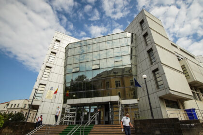 un comisionar vamal din dosarul in care sunt implicati si politisti a incheiat acord de recunoastere cu procurorii dar judecatorii au decis ca pedeapsa e prea blanda 67f04eb134c7a