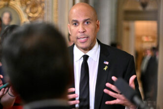 un senator democrat l a criticat pe trump timp de 25 de ore intr un discurs record in senatul sua 67ed01c7c9eed