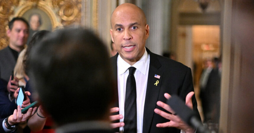 un senator democrat l a criticat pe trump timp de 25 de ore intr un discurs record in senatul sua 67ed01c7c9eed