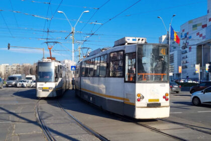 un tramvai a deraiat in bucuresti vagonul a acrosat un motociclist care a fost ranit circulatie blocata pe mai multe linii 67fd4d5fcc346