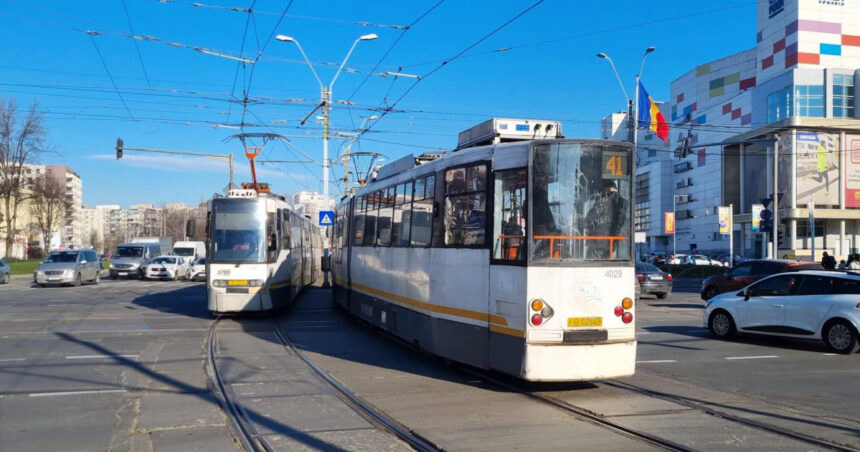 un tramvai a deraiat in bucuresti vagonul a acrosat un motociclist care a fost ranit circulatie blocata pe mai multe linii 67fd4d5fcc346