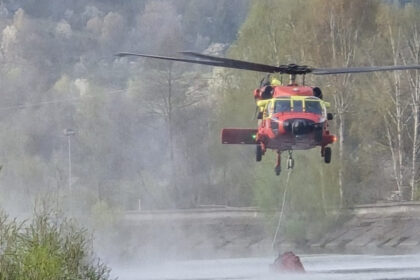 video a treia zi in care elicopterul black hawk intervine ca sa stinga incendiul de padure din arges din ce cauza a luat foc vegetatia 6804dcad0c94b