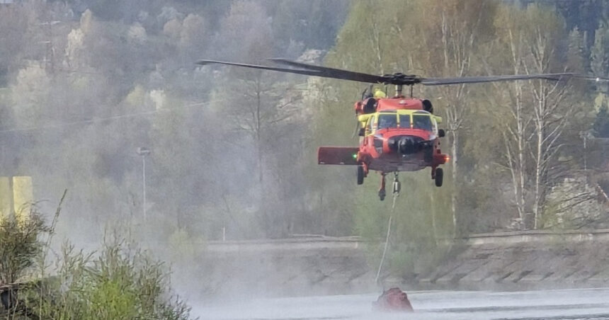 video a treia zi in care elicopterul black hawk intervine ca sa stinga incendiul de padure din arges din ce cauza a luat foc vegetatia 6804dcad0c94b