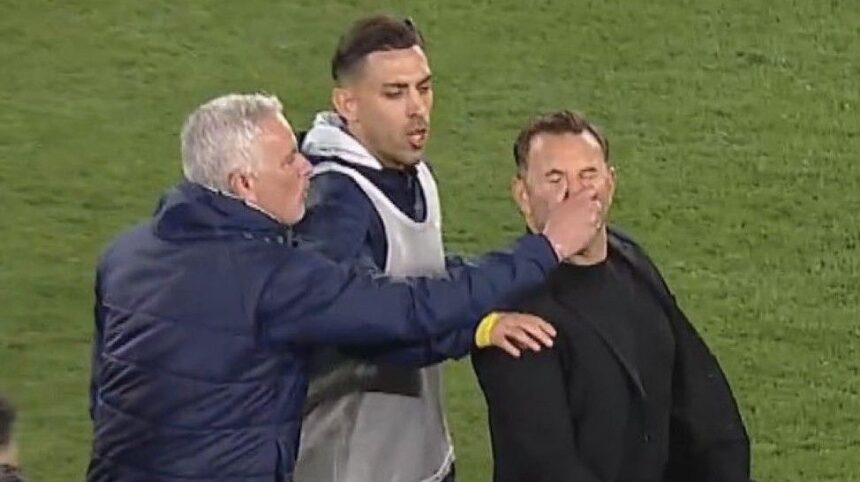 video antrenorul lui galatasaray a reactionat dupa ce jose mourinho l a ciupit de nas a intervenit din spate cand eu plecam 67ee37301c903