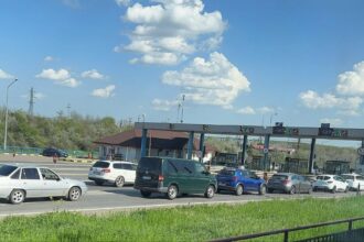 video atentie trafic infernal pe a2 autostrada soarelui soferii merg spre bucuresti bara la bara blocaje la statia de taxare 680653fb227a3